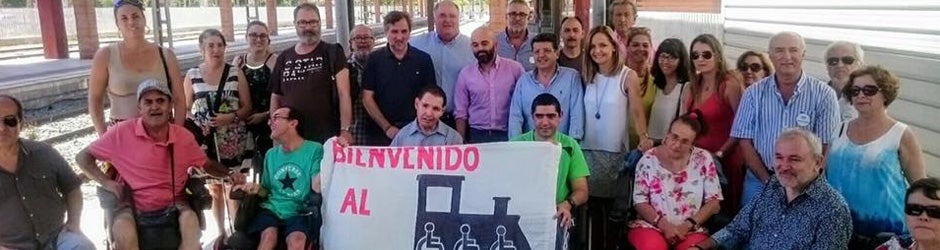 Comitiva de la Mesa en Defensa del Ferrocarril, dando la bienvenida al Talgo adaptado