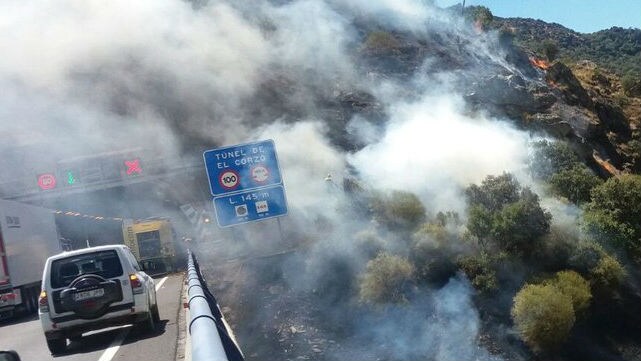 Retenes de Andalucía y Castilla-La Mancha controlan un incendio en Despeñaperros
