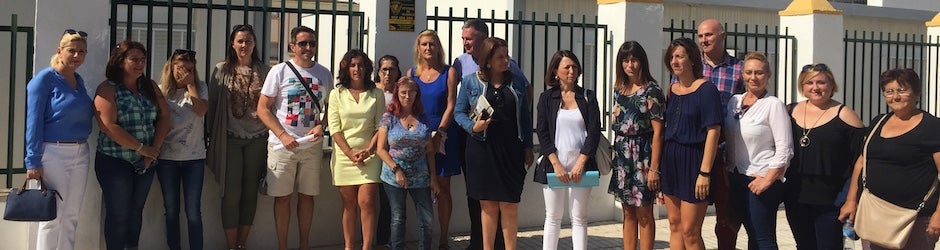 Carmen Crespo (centro) con los padres del I.E.S. Sierra de Mijas y representantes del PP