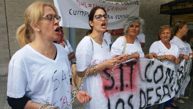 Las limpiadoras del principal hospital de Huelva se encadenan hasta que les paguen