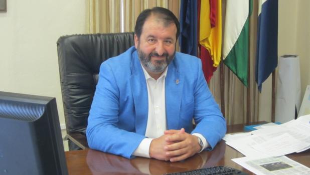 El alcalde de Carmona Juan Ávila, reclama a la Junta una mejora en la atención educativa