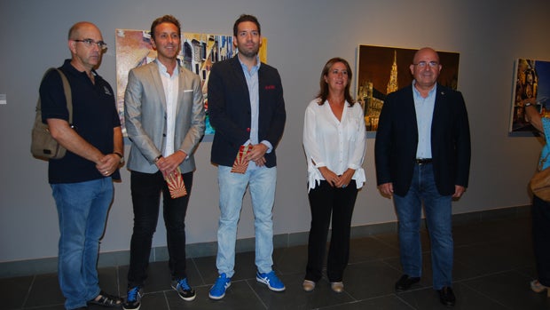 Los artistas de las exposición con la delegada de Cultura