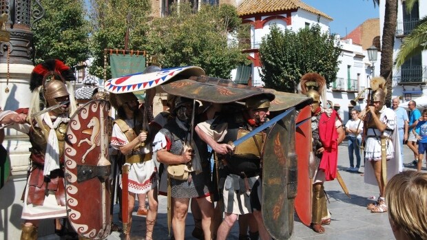Una recreación exacta de las tropas romanas que conquistaron Carmona desfilaron por las calles de la ciudad