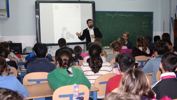 Los niños aprenden teoría y práctica del flamenco en sus aulas