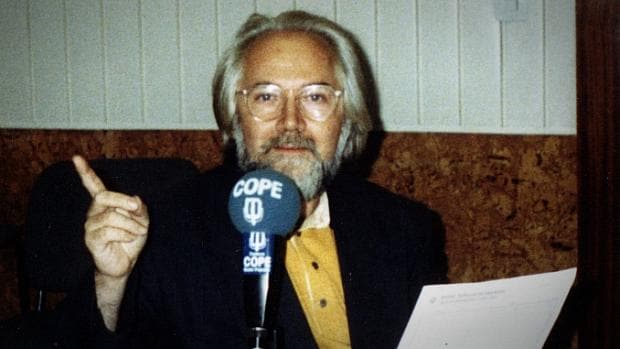 El periodista y escritor Juan de Loxa, fundador de Poesía 70, durante una emisión en COPE
