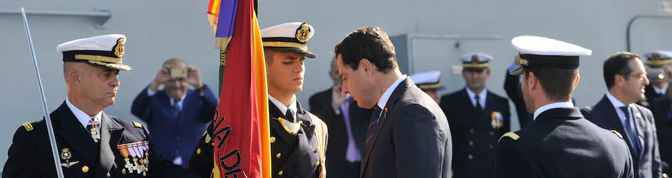Juanma Moreno durante la jura de bandera