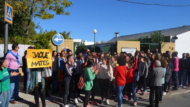 La protesta tuvo lugar ante las puertas del centro educativo