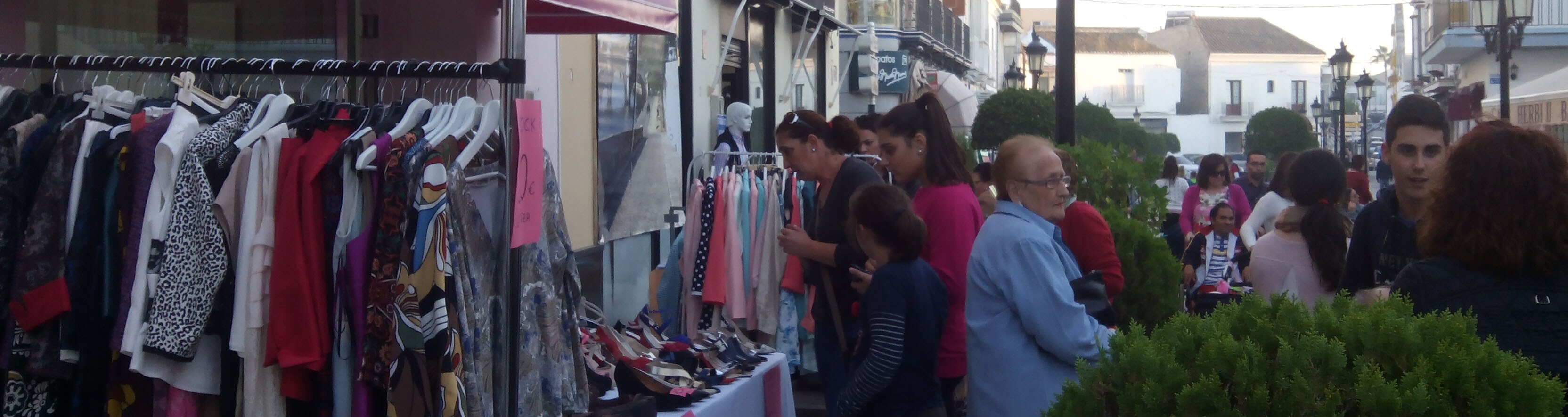 Los comerciantes sacan sus ofertas a la calle durante la Feria del Stock y las Oportunidades «Ciudad de Lebrija»
