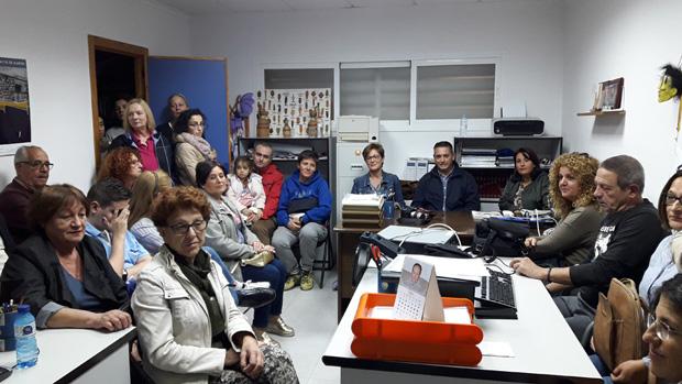 Huertos por pistas deportivas en un barrio de Almería