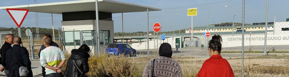 Familiares llegados de Francia esperando su turno de visita en la prisión de Archidona