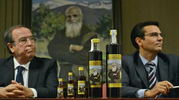 El presidente de la Fundación Fray Leopoldo y el alcalde de Granada han presentado el licor