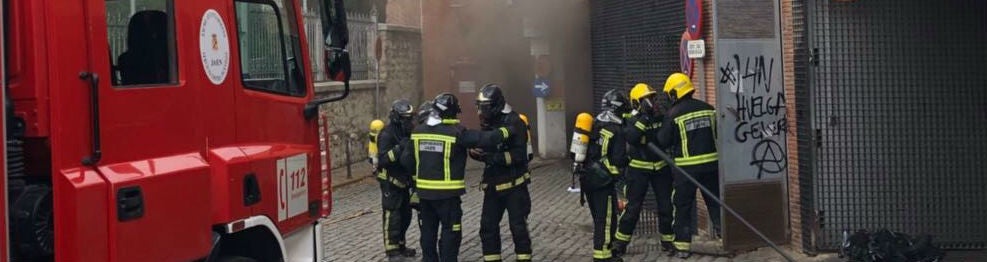 Una dotación de bomberos, a la entrada del aparcamiento del mercado, tras el incendio