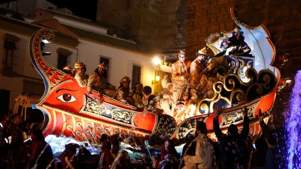 Las carrozas de los reyes magos de Carmona son grandes barcos