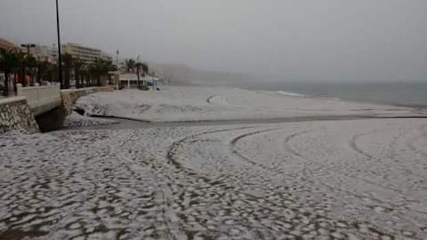 Nieve en Fuengirola: las playas de Málaga se visten de blanco