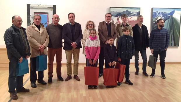 Autoridades y ganadores del certamen de artes plásticas de Alcalá