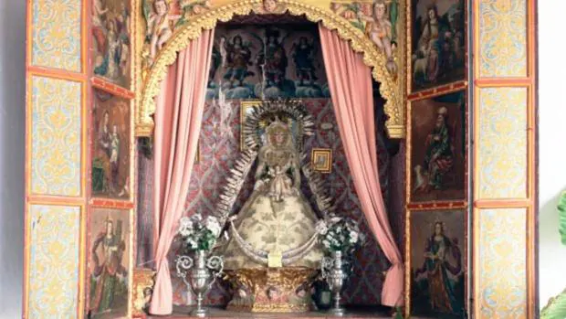 Retablo de la Virgen de Gracia en el convento de Santa Clara con interesante decoración pictórica