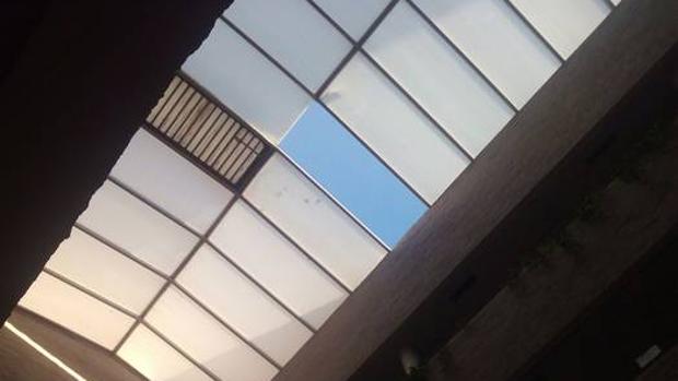 Sale volando parte de un techo en un hospital de Huelva por las extremas condiciones meteorológicas