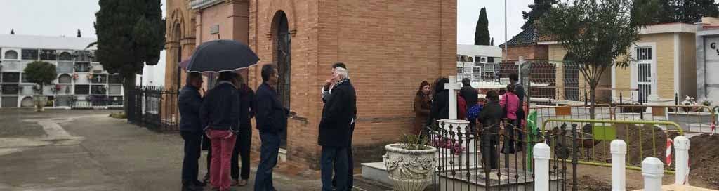 Los familiares visitando el lugar del cementerio en el que se encuentra la fosa