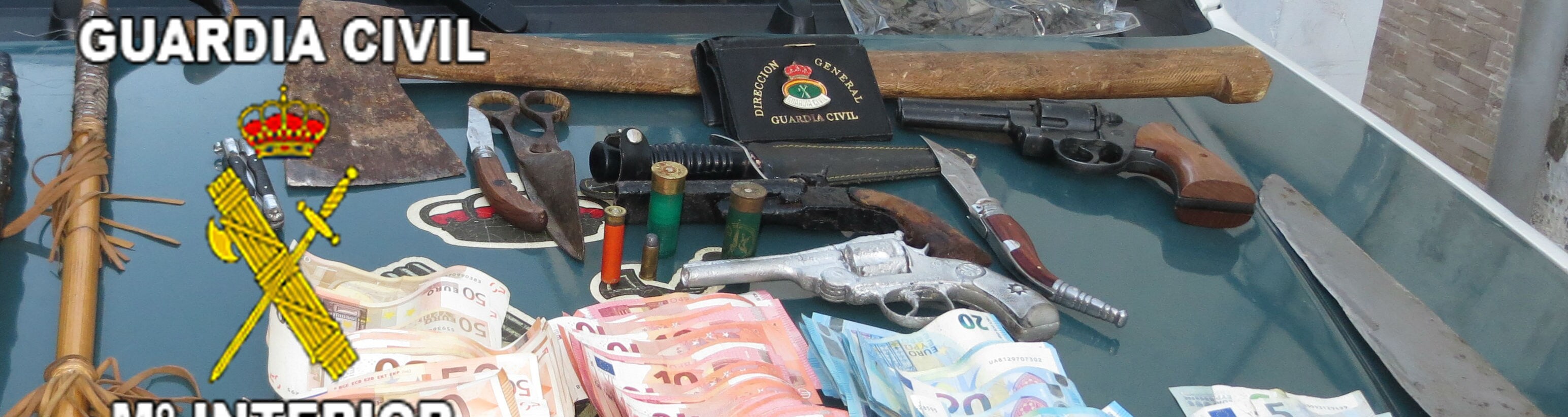 Dinero y armas requisadas a los detenidos en la operación.