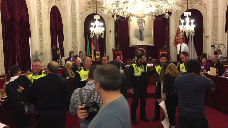 Protestas de mujeres en el Pleno de Cádiz