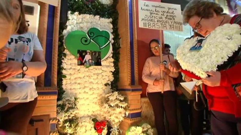 Cientos de personas recuerdan a Miguel Ángel y María, asesinados en Almonte