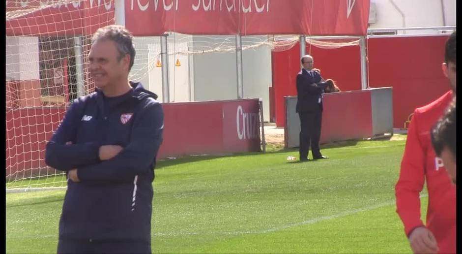 Primer entrenamiento de Joaquín Caparrós como entrenador del Sevilla; el presidente José Castro, presente