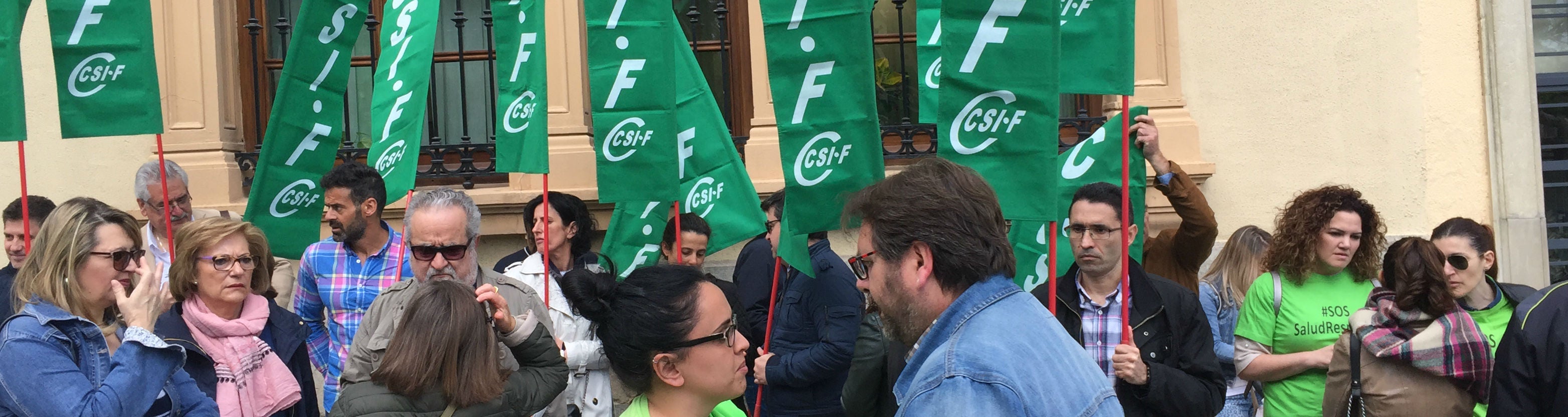 Concentración de trabajadores de Salud Responde ante la Delegación del Gobierno andaluz en Jaén.