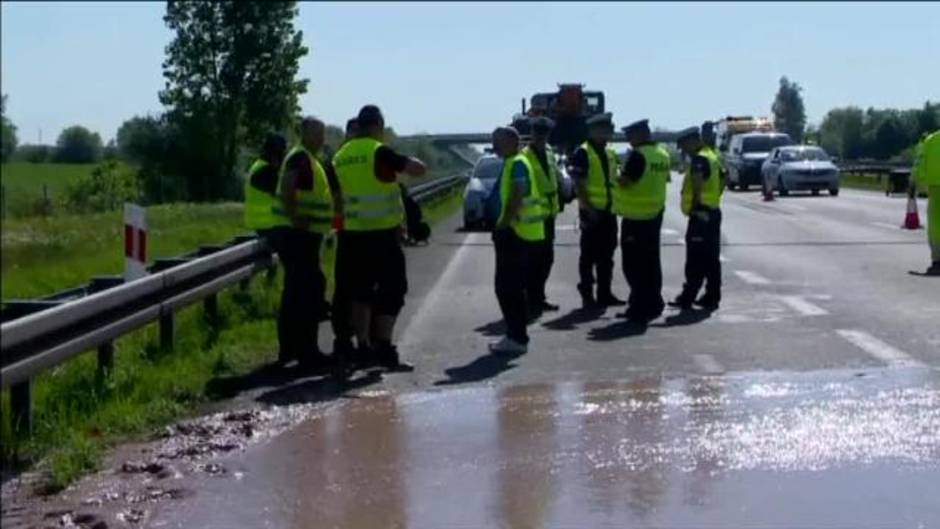 Miles de litros de chocolate quedan esparcidos por una autopista de Polonia