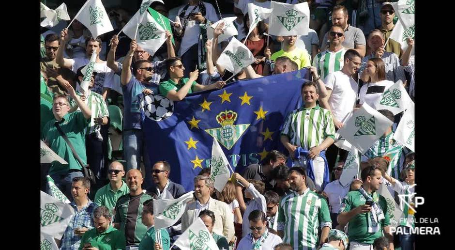 El himno de Cantores de Híspalis sonó en la megafonía del Villamarín