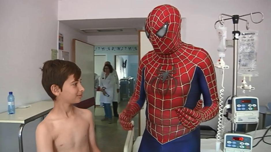 VÍDEO: El Spiderman de Cádiz vuelve al hospital