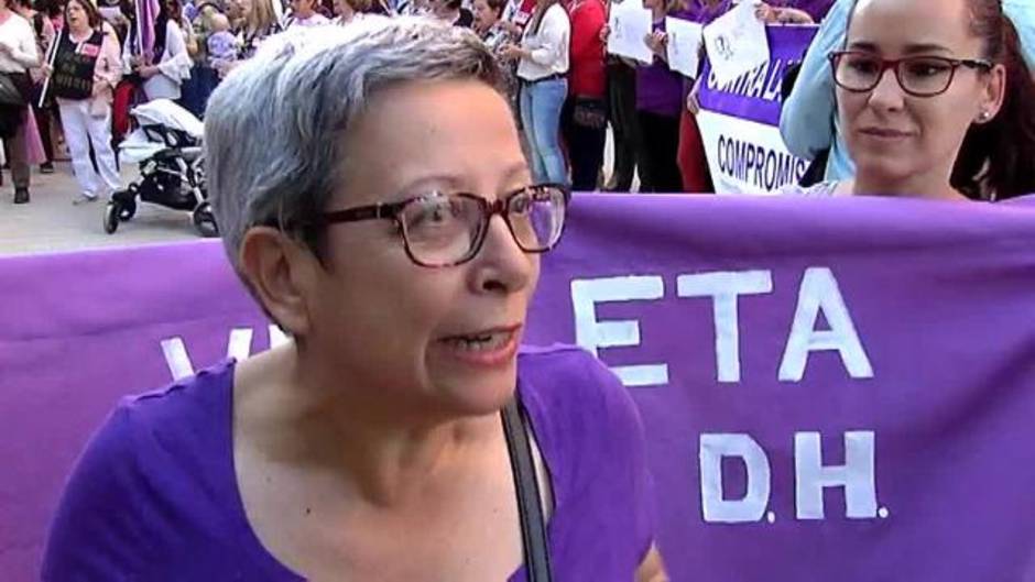 Miles de mujeres se manifiestan para reclamar al Gobierno los 120 millones que prometió para luchar contra la violencia de género