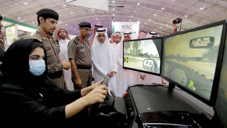 Arabia Saudí celebra lujosas fiestas del automóvil a un mes de que las mujeres puedan conducir solas