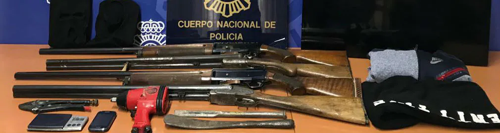 Armas y otros objetos encontrados por los agentes en los registros