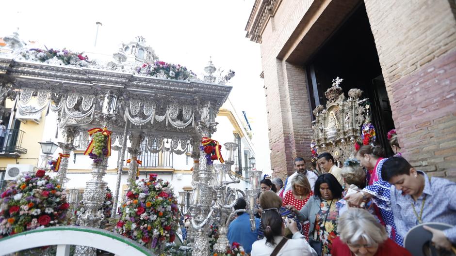 El Rocío 2018: espectacular petalada de la hermandad de la Macarena en la calle Feria