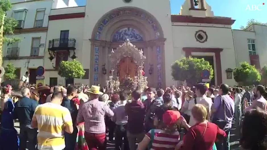 Emotivo saludo de la Hermandad del Rocío de la Macarena al Cachorro de Triana