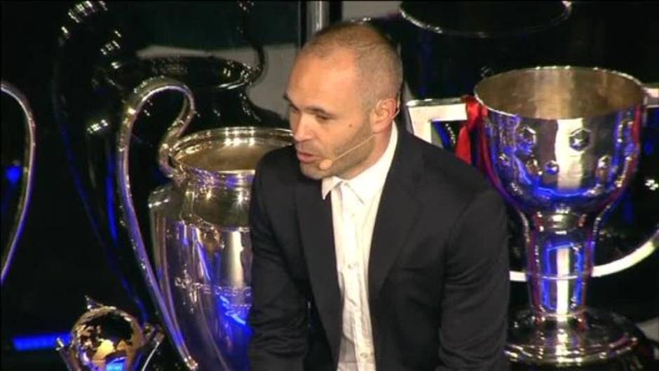 Iniesta se despide del Barça con un homenaje cargado de emociones