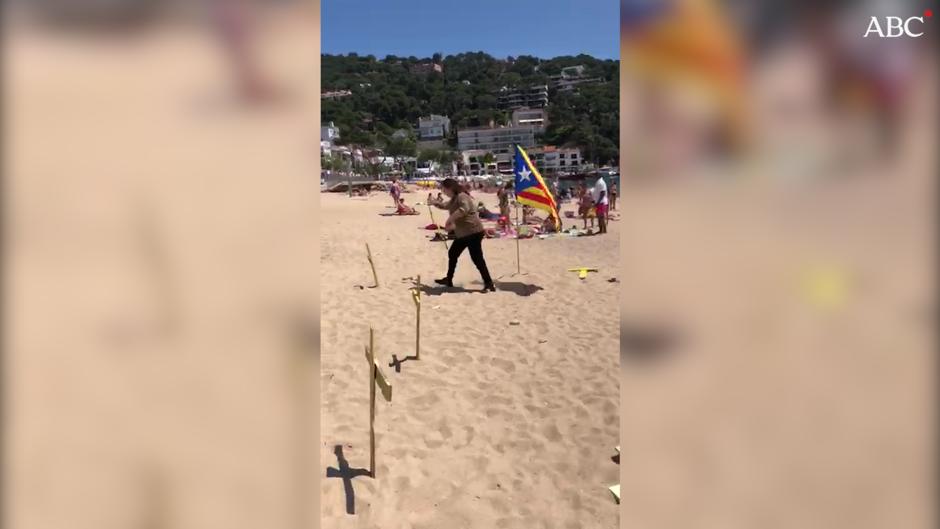 La mujer que se atrevió a quitar símbolos secesionistas de una playa de Cataluña