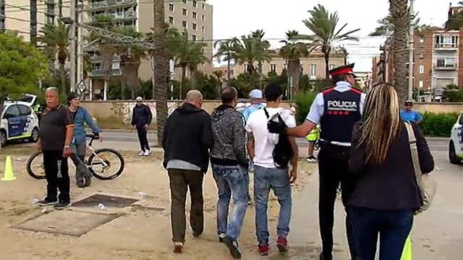 Mosaico de cruces amarillas en la playa de Mataró.