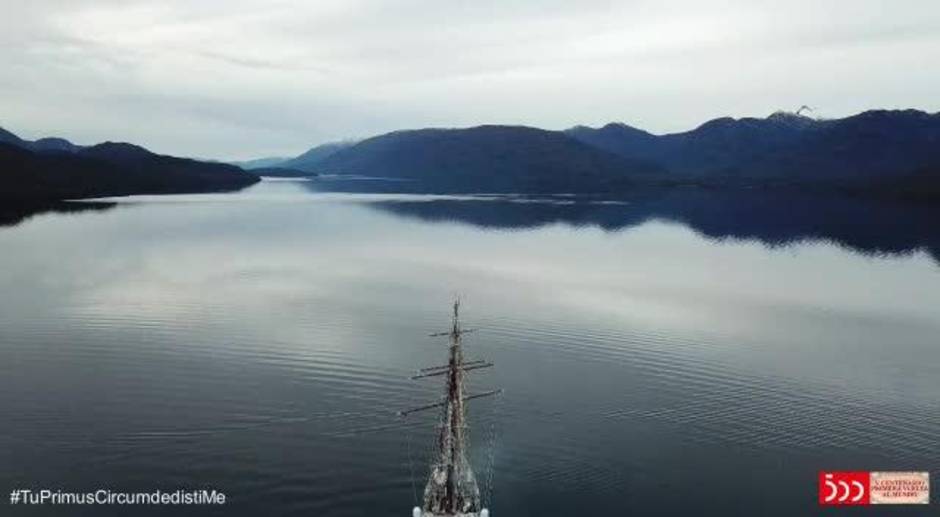 El Juan Sebastián de Elcano cruza los canales patagónicos