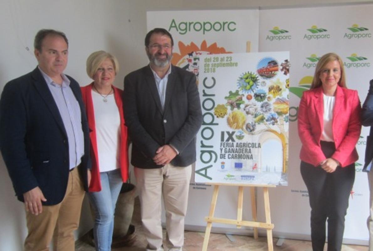 Responsables del Ayuntamiento de Carmona y de la organización en la presentación del cartel de Agroporc