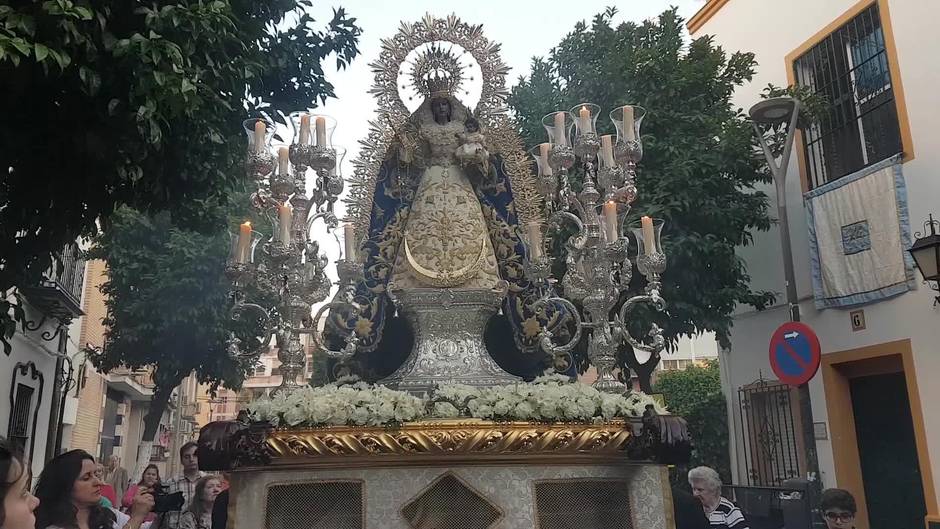 Traslado de la Virgen del Rosario del barrio León