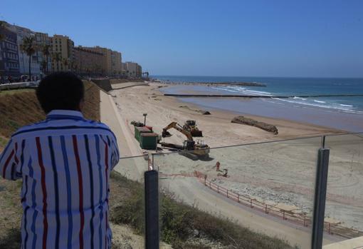 VÍDEO: Primer día grande de playa con Santa María del Mar cerrada y maquinaria trabajando