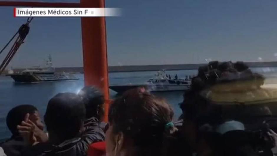 Alegría y emoción de los rescatados por el Aquarius al llegar a Valencia.