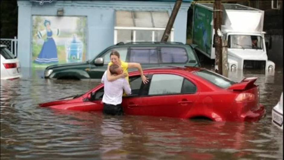 Recatan a una mujer que quedó atrapada tras las fuertes lluvias en Nizhni Nóvgorod