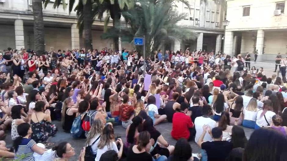 manifestación en los juzgados de Sevilla contra la puesta en libertad de la manada