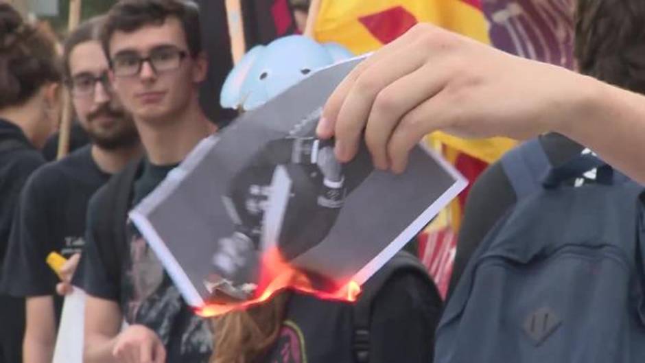 Concentrados contra el Rey cortan la vía y queman fotos Felipe VI