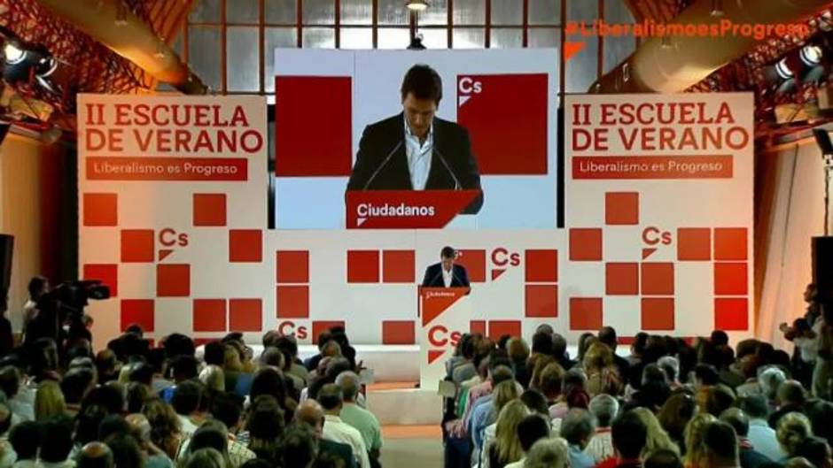 Rivera critica a Sánchez: "Va a hacer más dedazos que Rajoy"