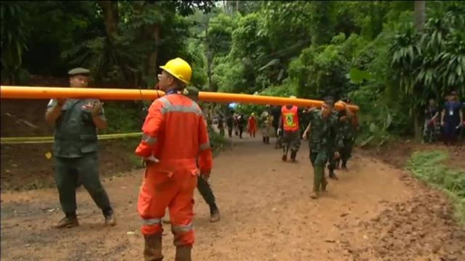 Logran rescatar a los 12 menores y su entrenador desaparecidos en una cueva de Tailandia