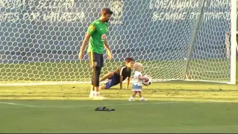 Los jugadores de la selección de Brasil reciben la visita de los familiares en el entrenamiento