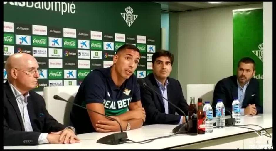 Joel Robles: "Estoy deseando que me lleguen balones, disfruto jugando con los pies"